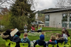 Aktion im Naturi. Das ist der Naturspielplatz der Schule